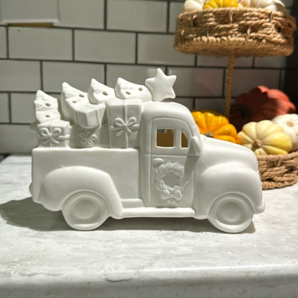 Light up, “paint it yourself” ceramic holiday truck craft! - Picture 1 of 6